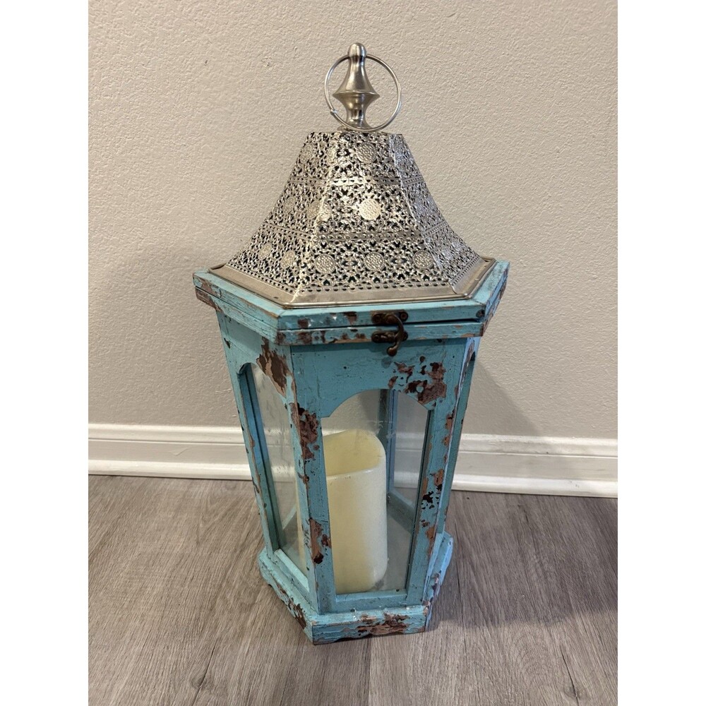 VTG distressed turquoise wooden and metal candle lantern, With LED candle